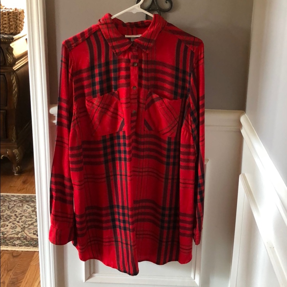 Long sleeve plaid button up shirt.